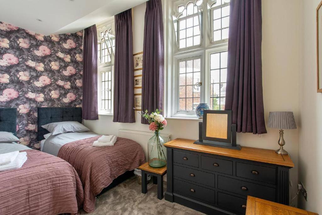 The Most Central Apartment In Canterbury Stunning Interiors, Fully Equipped, City Views And Free Wifi! Exterior photo
