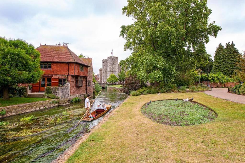 The Most Central Apartment In Canterbury Stunning Interiors, Fully Equipped, City Views And Free Wifi! Exterior photo