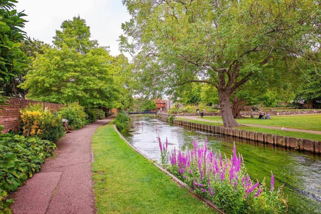 The Most Central Apartment In Canterbury Stunning Interiors, Fully Equipped, City Views And Free Wifi! Exterior photo
